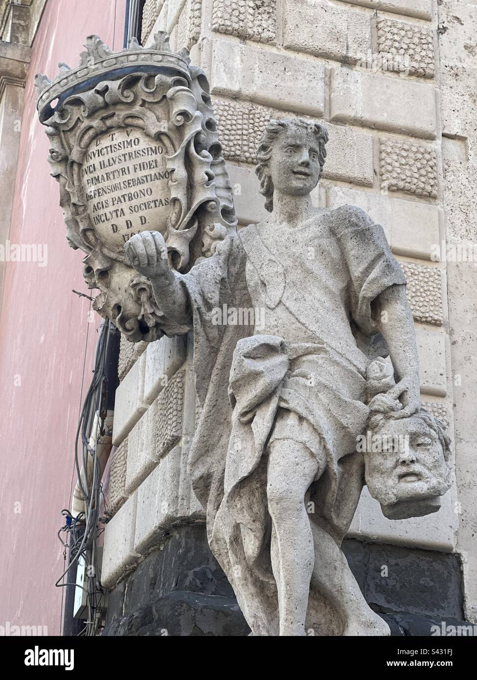 Details über einer Statue der Kollegialbasilika San Sebastiano, Acireale, Sizilien, Italien - Smartphone-aufgenommenes Stockfoto
