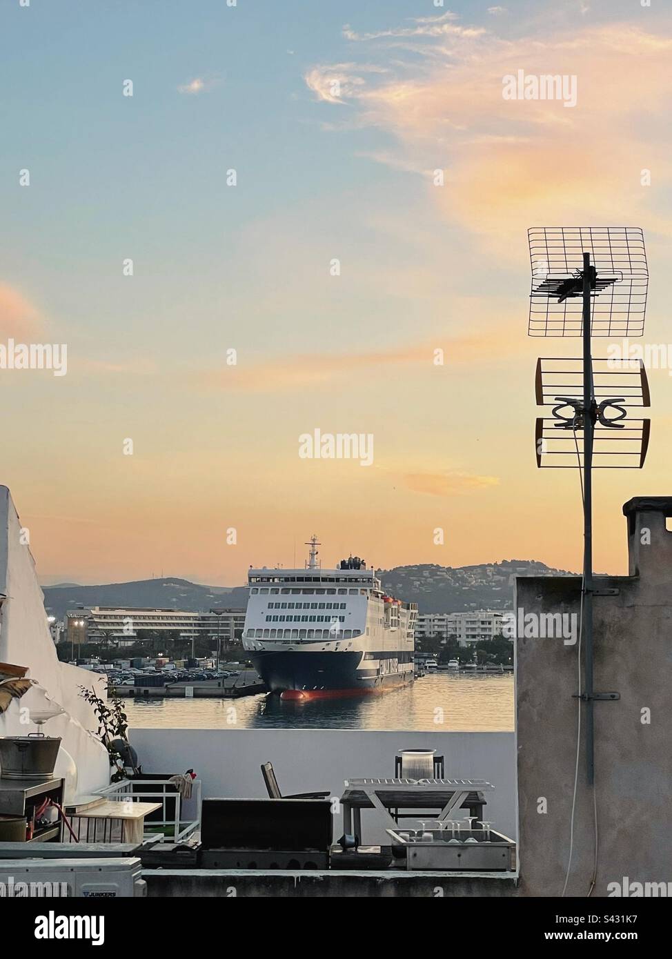 Fähre im Hafen von Ibiza, Spanien - Smartphone-aufgenommenes Stockfoto