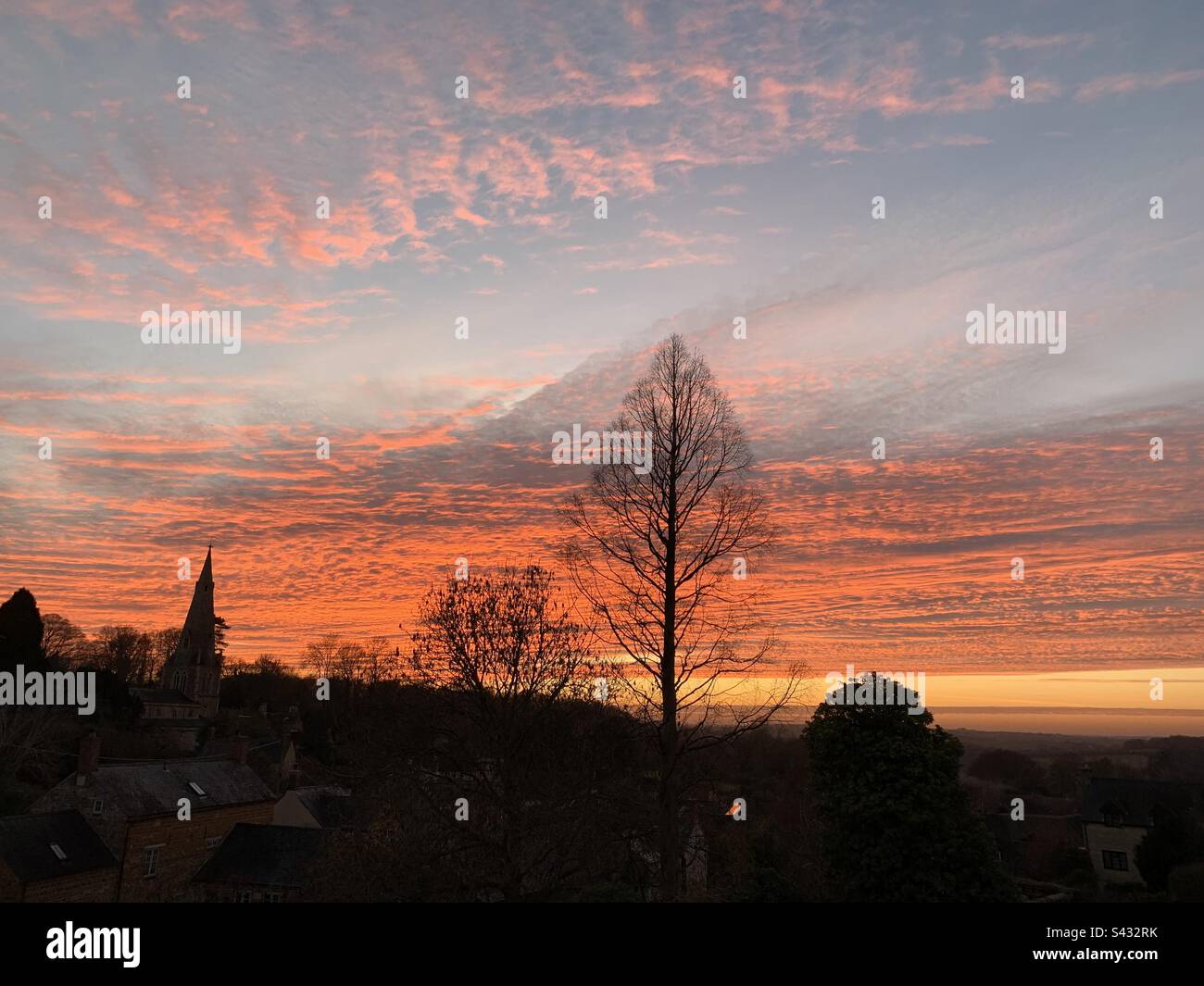 Roter Sonnenuntergang über cottingham Stockfoto