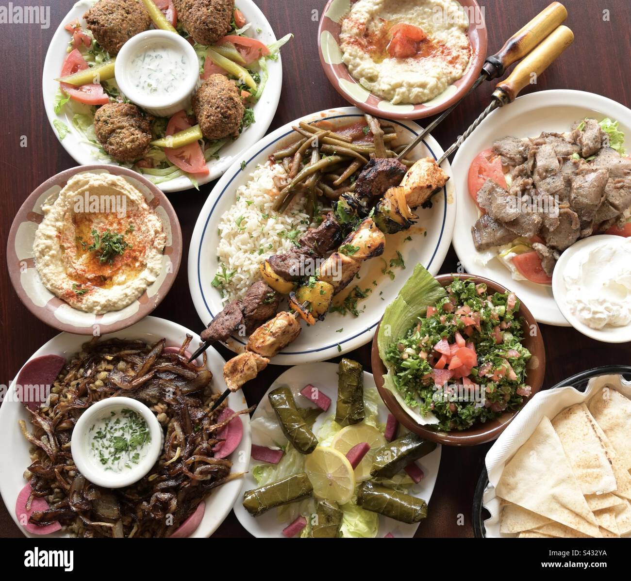 Ramadan-Festmahl, Essen mit Blick auf die Spitze, türkische Küche mit zahlreichen Vorspeisen Stockfoto