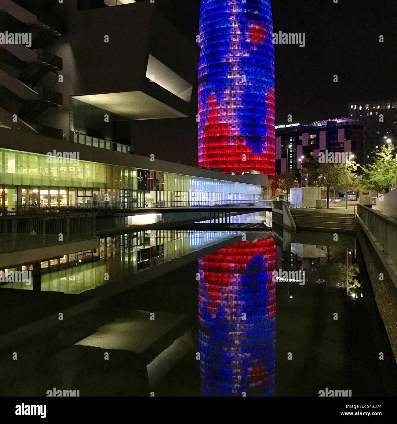 Abends im Disseny Museum of Design, dem modernen Zentrum unter dem Glories Tower im Glories District in Barcelona, Spanien Stockfoto