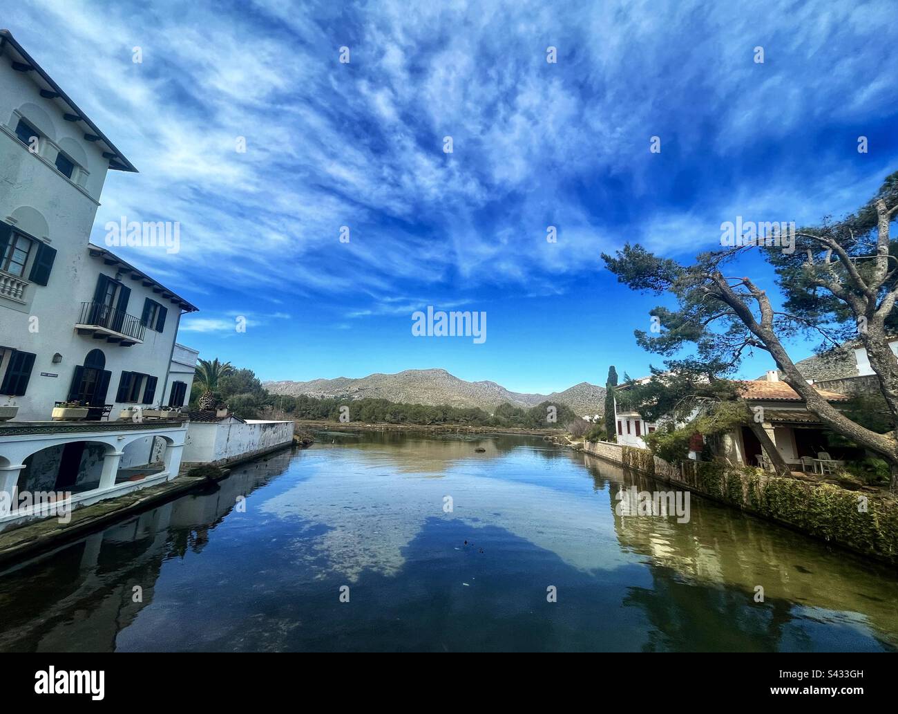 Puerto de Pollensa, das nördliche mallorquinische Resort hat eine Brücke, um diesen Fluss zu überqueren - schöne Aussicht Stockfoto
