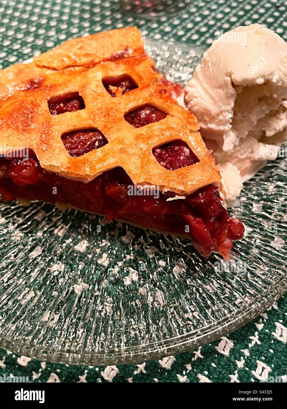 Nahaufnahme eines hausgemachten Kirschkuchen mit einer großen Kugel Eis auf einer Glasplatte, 2023, Pennsylvania, Bucks County, USA - Smartphone-aufgenommenes Stockfoto