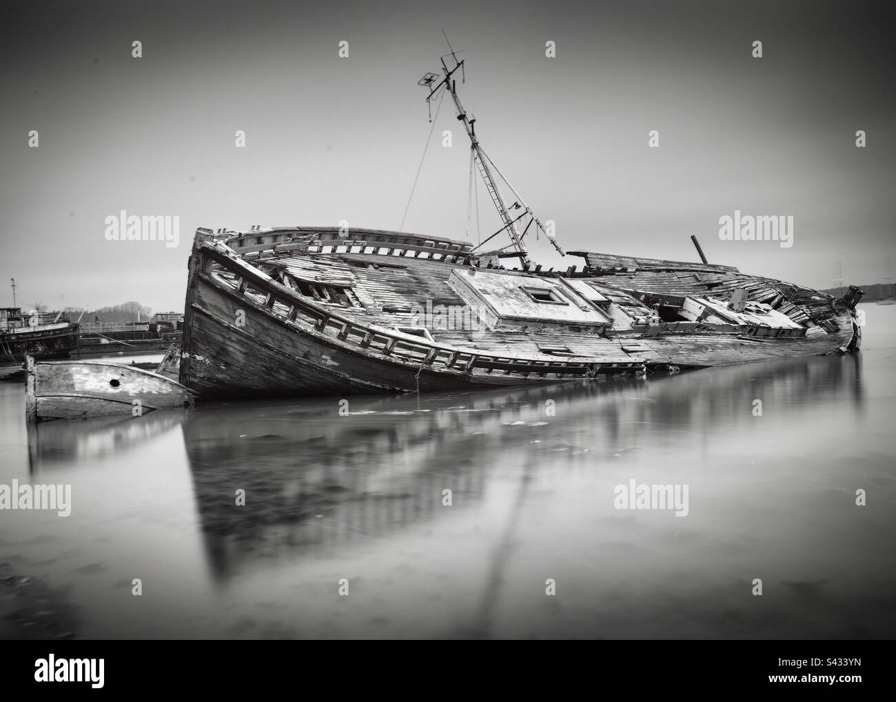Ein Schwarzweißbild eines Schiffswracks, aufgenommen in Pin Mill in Suffolk UK. Stockfoto