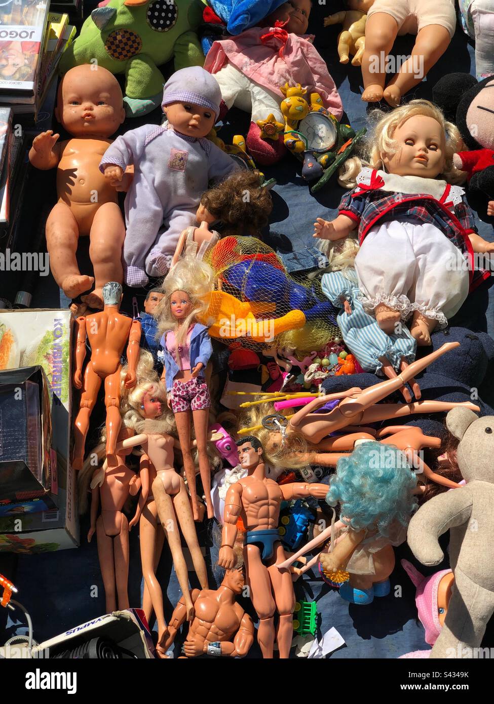 Puppen auf dem Flohmarkt, 2023 Stockfoto