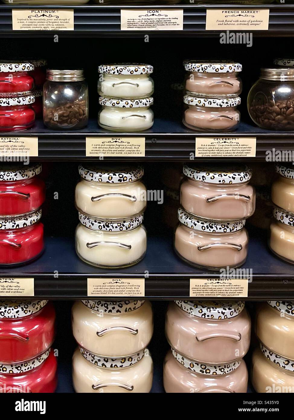 Teil 2 des Sets. Das Kerzendisplay im Boutique-Stil füllt den gesamten Rahmen aus. - Smartphone-aufgenommenes Stockfoto