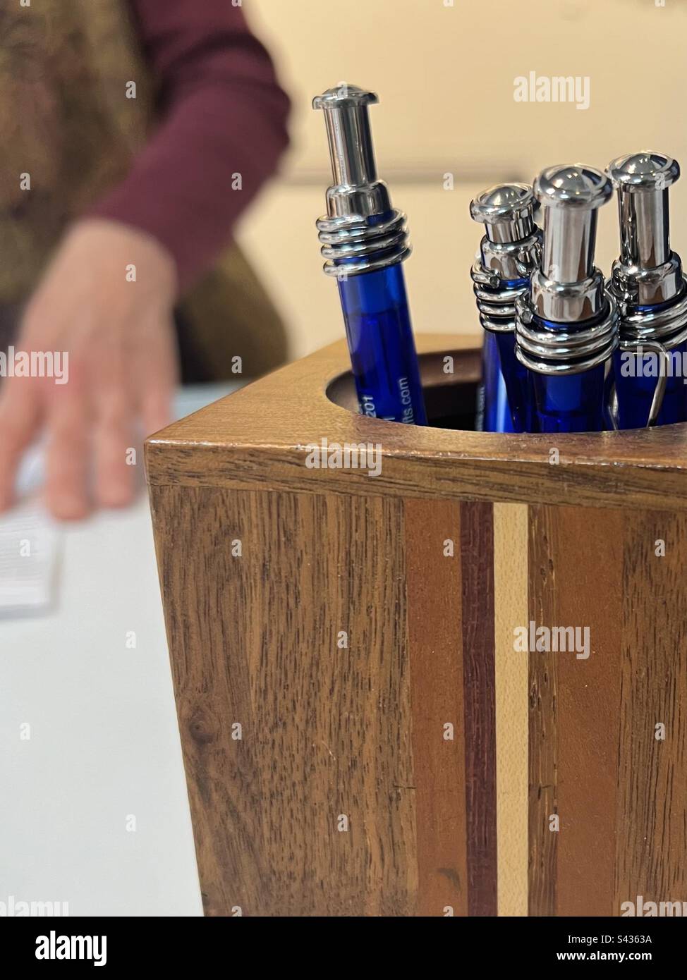 Schicke blaue Stifte in handgemachtem Bleistifthalter aus Holz. Einschließlich Druckbereich. - Smartphone-aufgenommenes Stockfoto