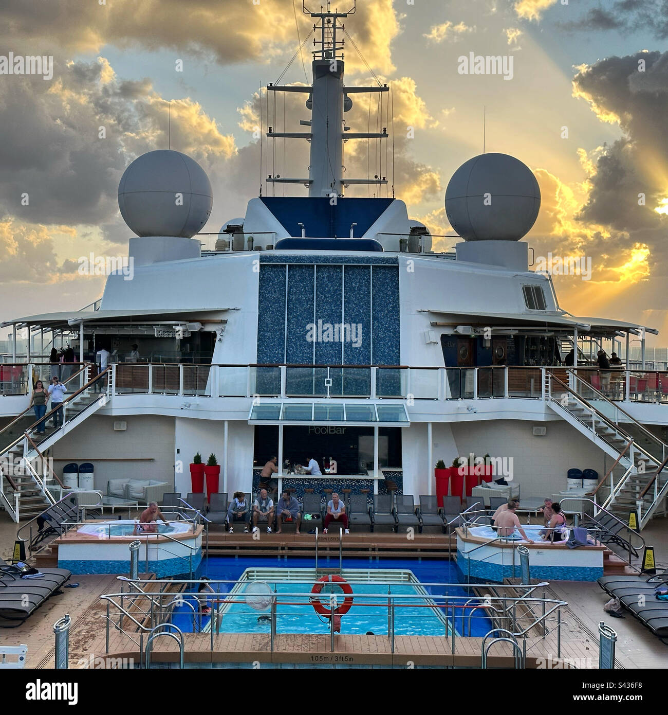 Januar 2023, auf dem Pooldeck der Celebrity Silhouette, Segeln im Golf von Mexiko auf einer Kreuzfahrt von Miami, Florida, USA nach Cozumel, Mexiko Stockfoto