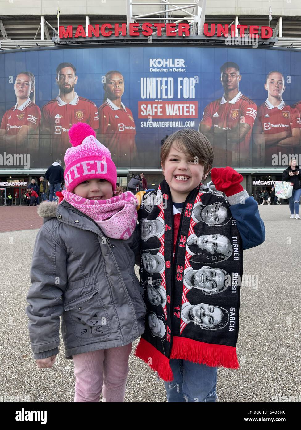 Zwei junge Manchester-United-Fans vor dem alten Trafford, 25.03.23 Stockfoto