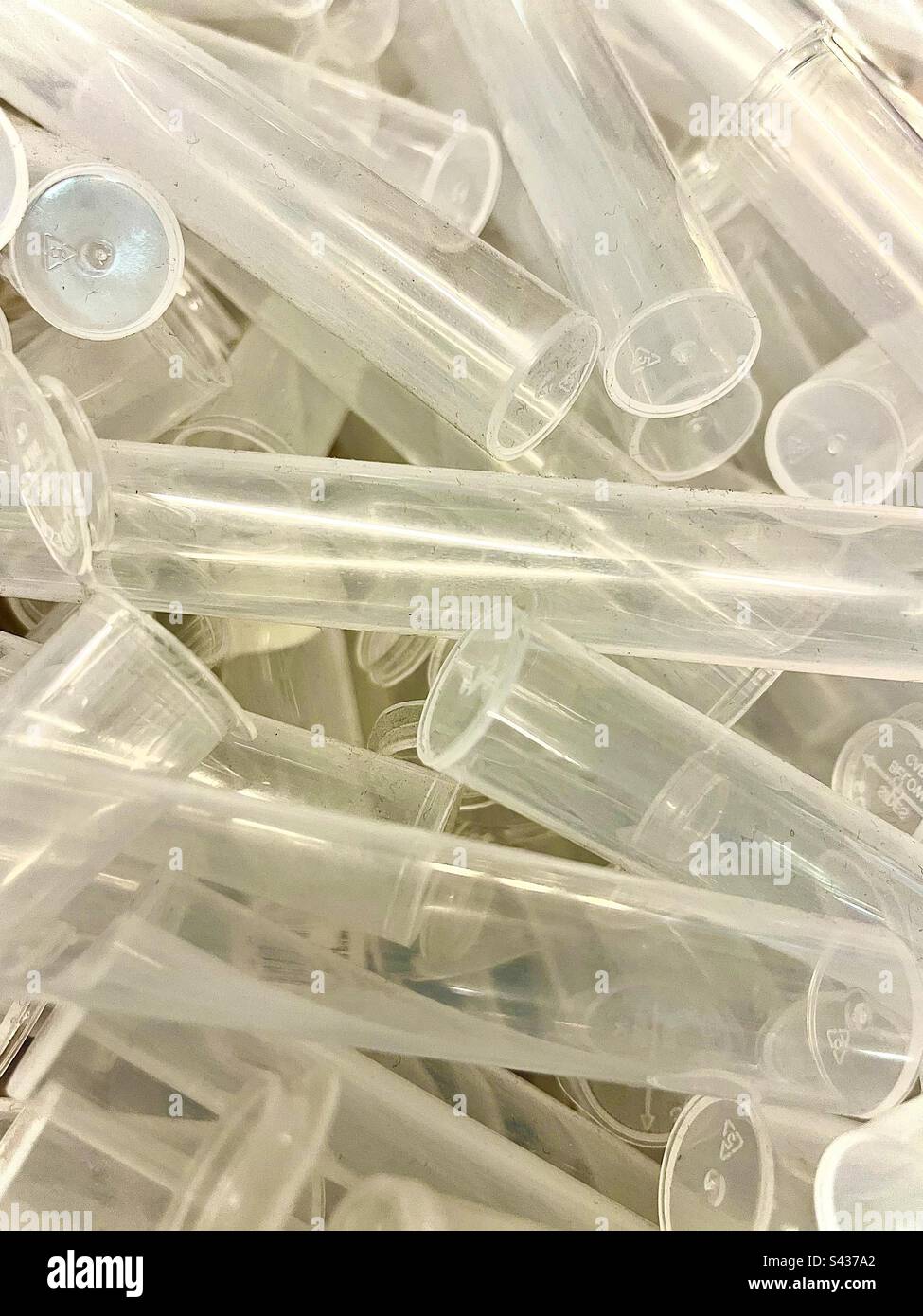 Entnahme von leeren durchsichtigen Kunststoffröhrchen-Behältern füllen den gesamten Rahmen. Stockfoto