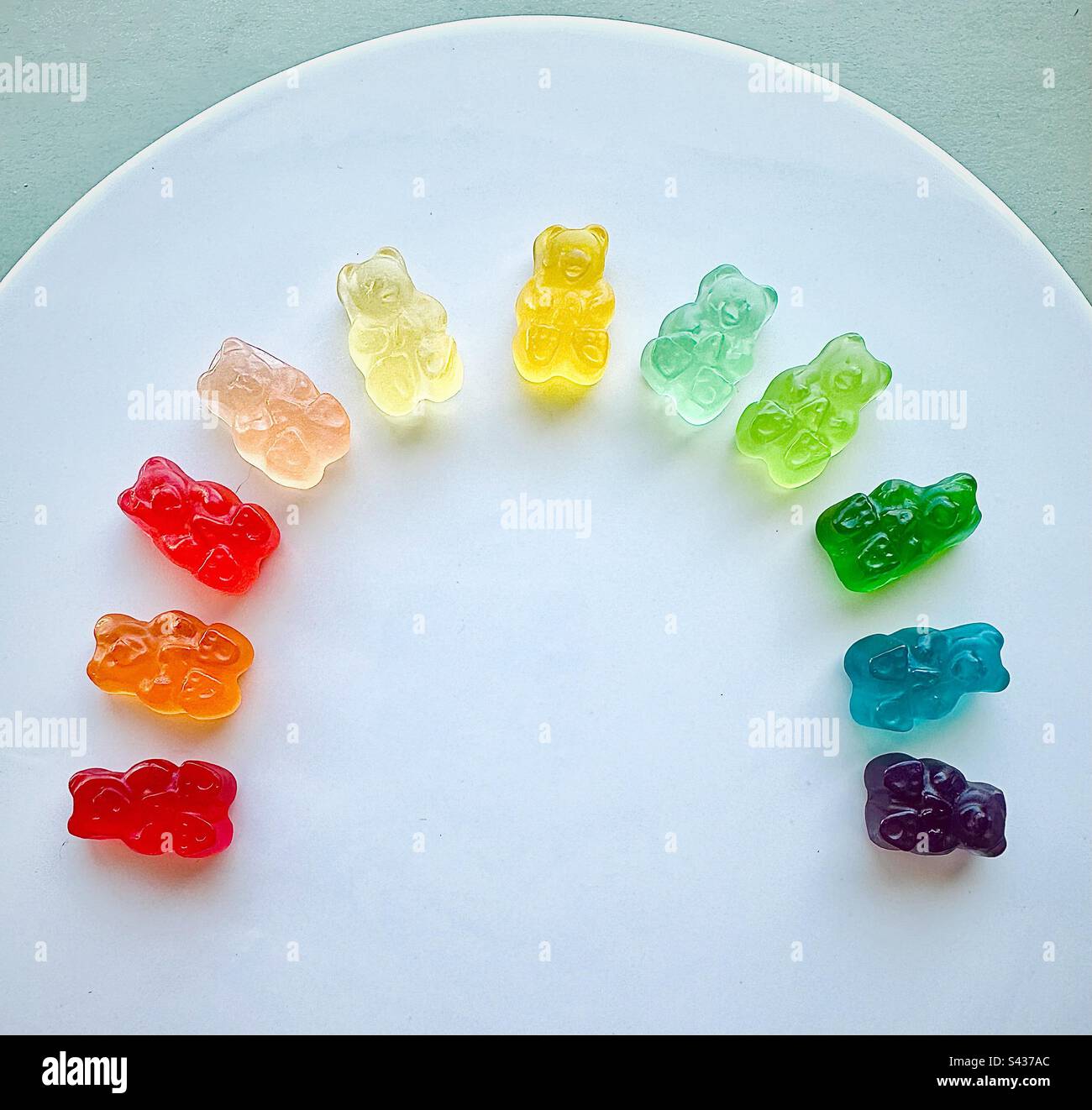 Gummibären in Regenbogenform Stockfoto
