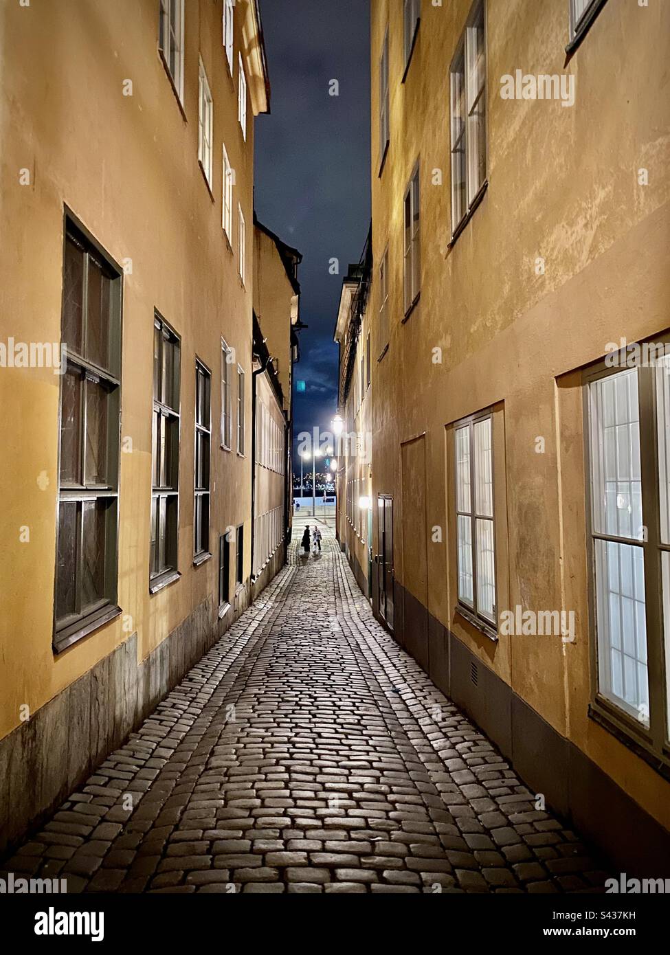 Nacht auf den wunderschönen engen Kopfsteinpflasterstraßen der Stockholmer Altstadt Gamla Stan in Schweden Stockfoto