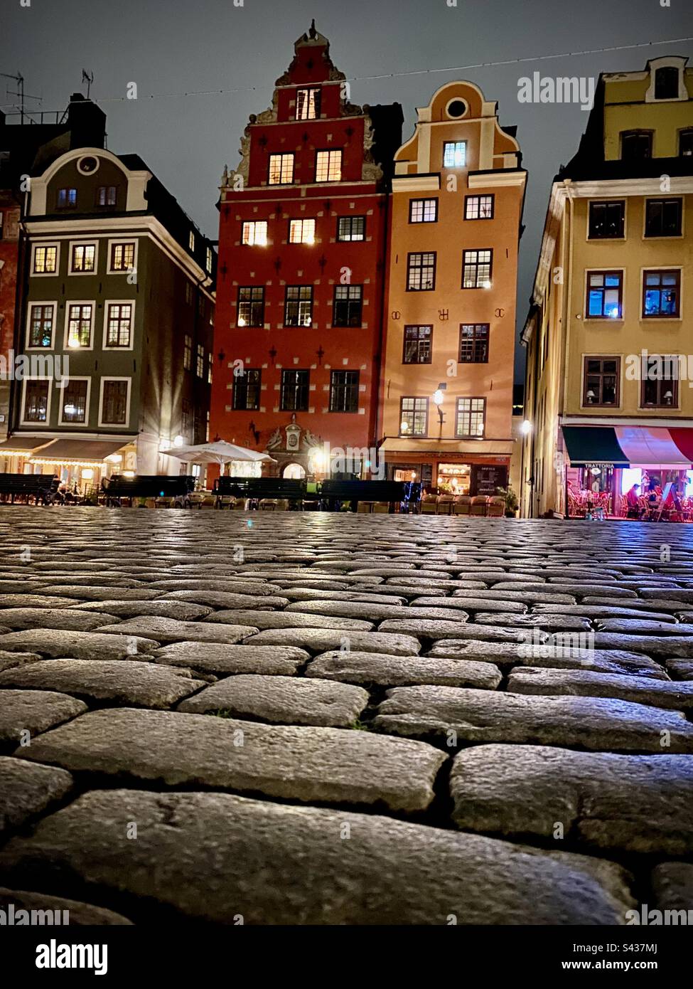 Nacht auf den wunderschönen, aber gruseligen engen Kopfsteinpflasterstraßen der Stockholmer Altstadt Gamla Stan in Schweden Stockfoto