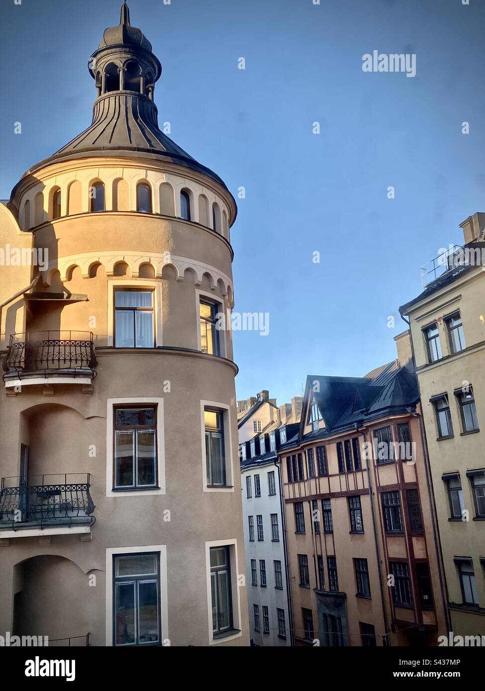 Die wunderschönen, in Orange und Gelb bemalten Fassaden traditioneller Gebäude in den engen Gassen der Stockholmer Altstadt Gamla Stan in Schweden Stockfoto