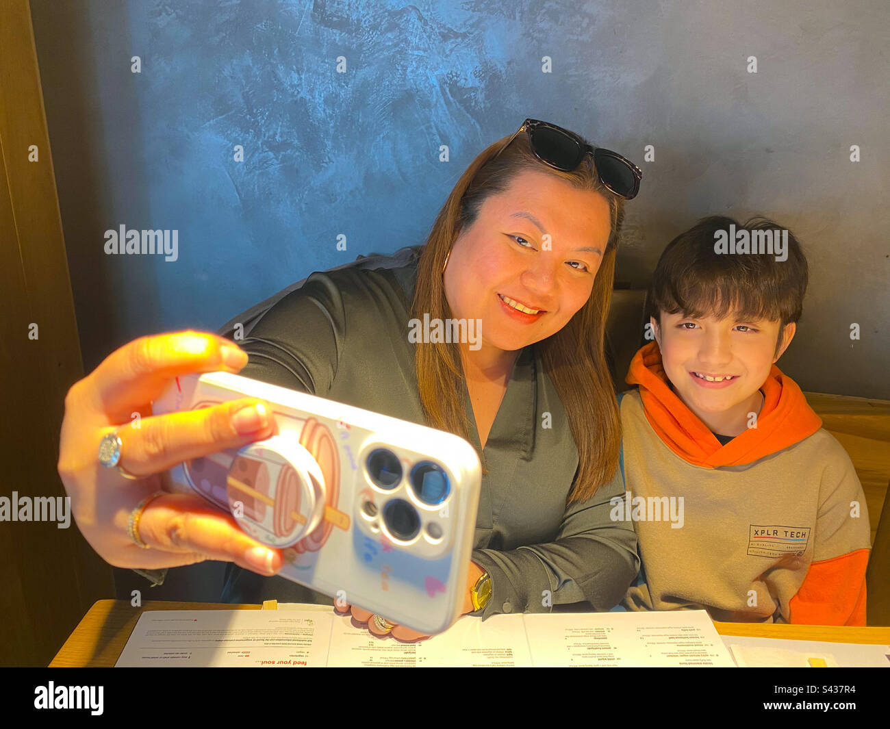 Mutter und Sohn machen zusammen ein Selfie. - Smartphone-aufgenommenes Stockfoto