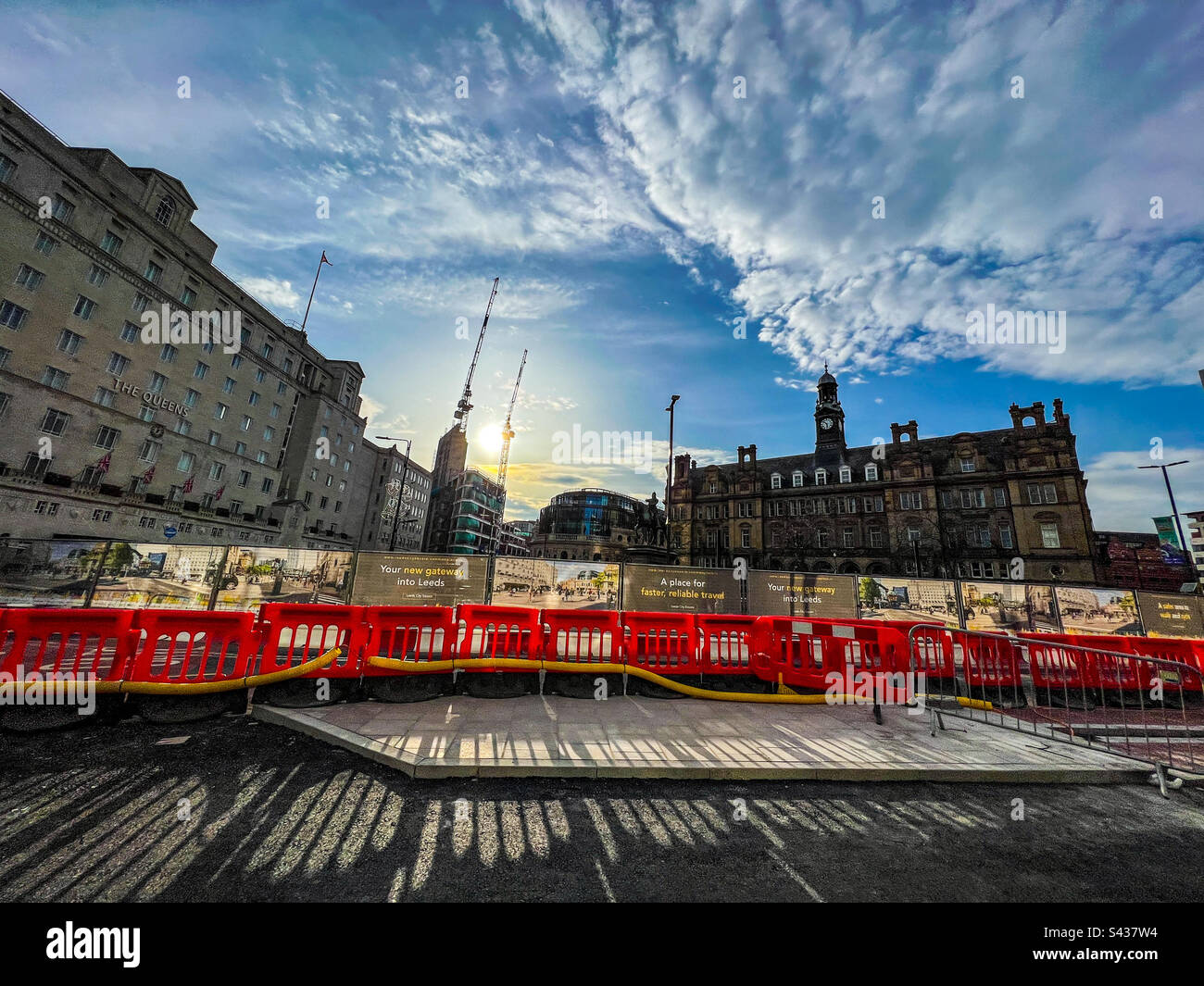 Sonnenuntergang während großer Bauarbeiten am Marktplatz im Stadtzentrum von Leeds Stockfoto