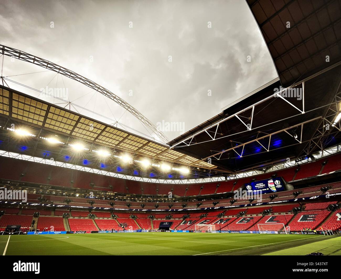 Ein allgemeiner Blick auf den Fußballplatz im Wembley Stadium im Norden Londons. Stockfoto