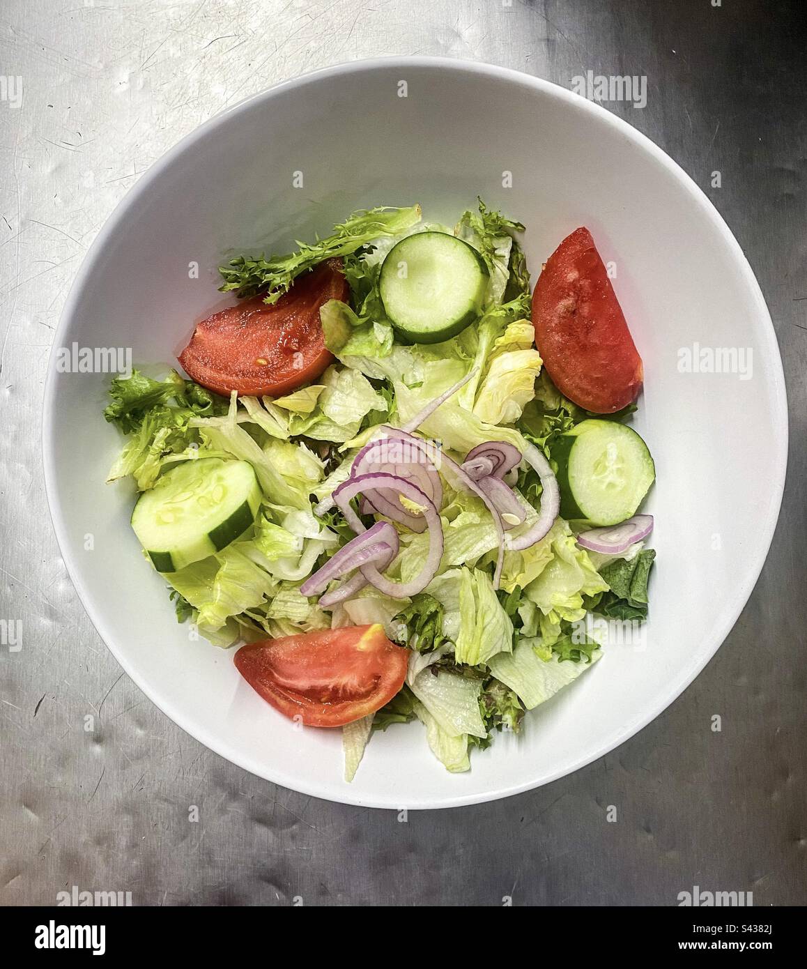 Salat mit Tomaten, Gurken und Zwiebeln Stockfoto