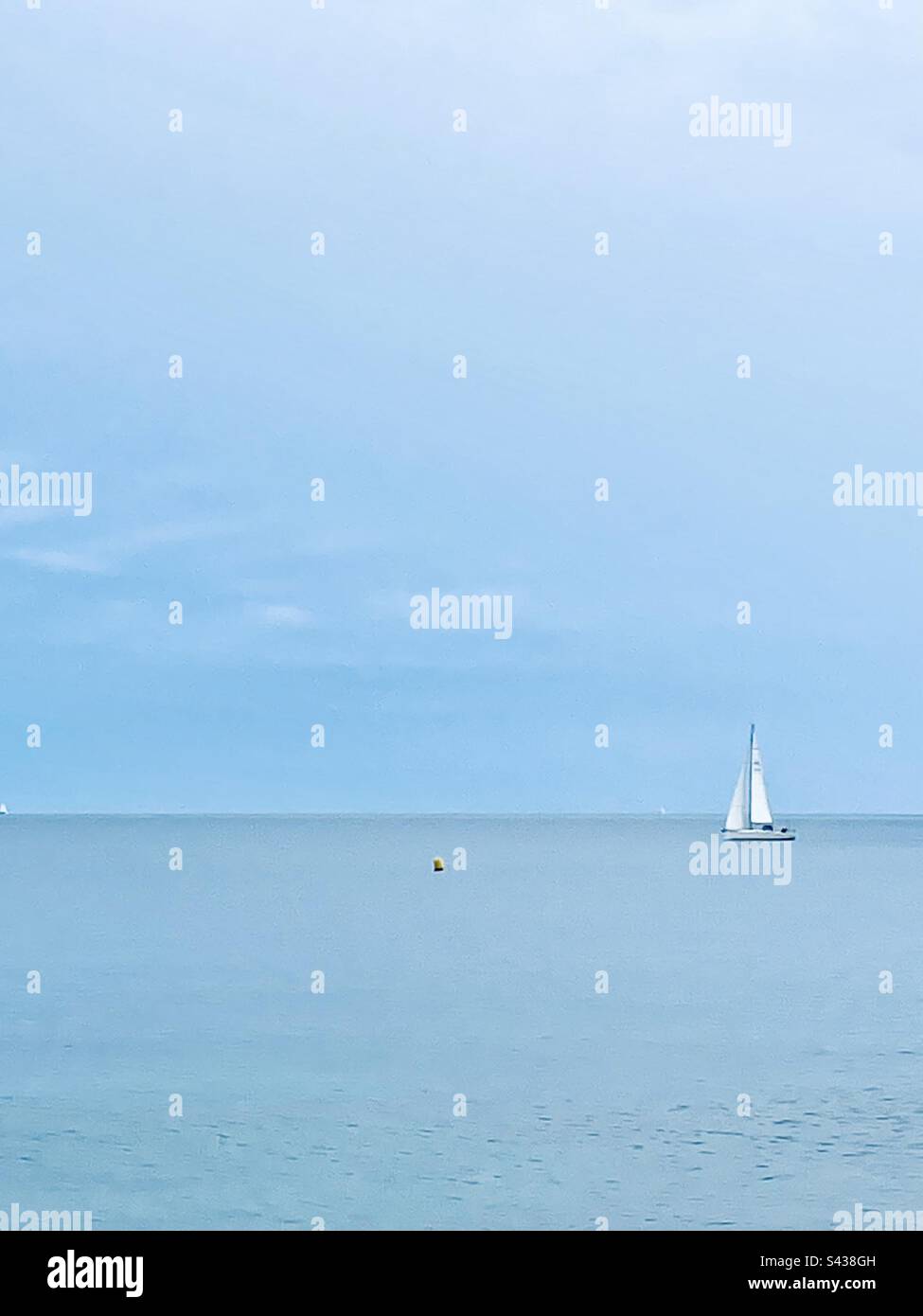 Segelboot auf der ruhigen mediterranen Seebrücke, Traum, Flucht Stockfoto