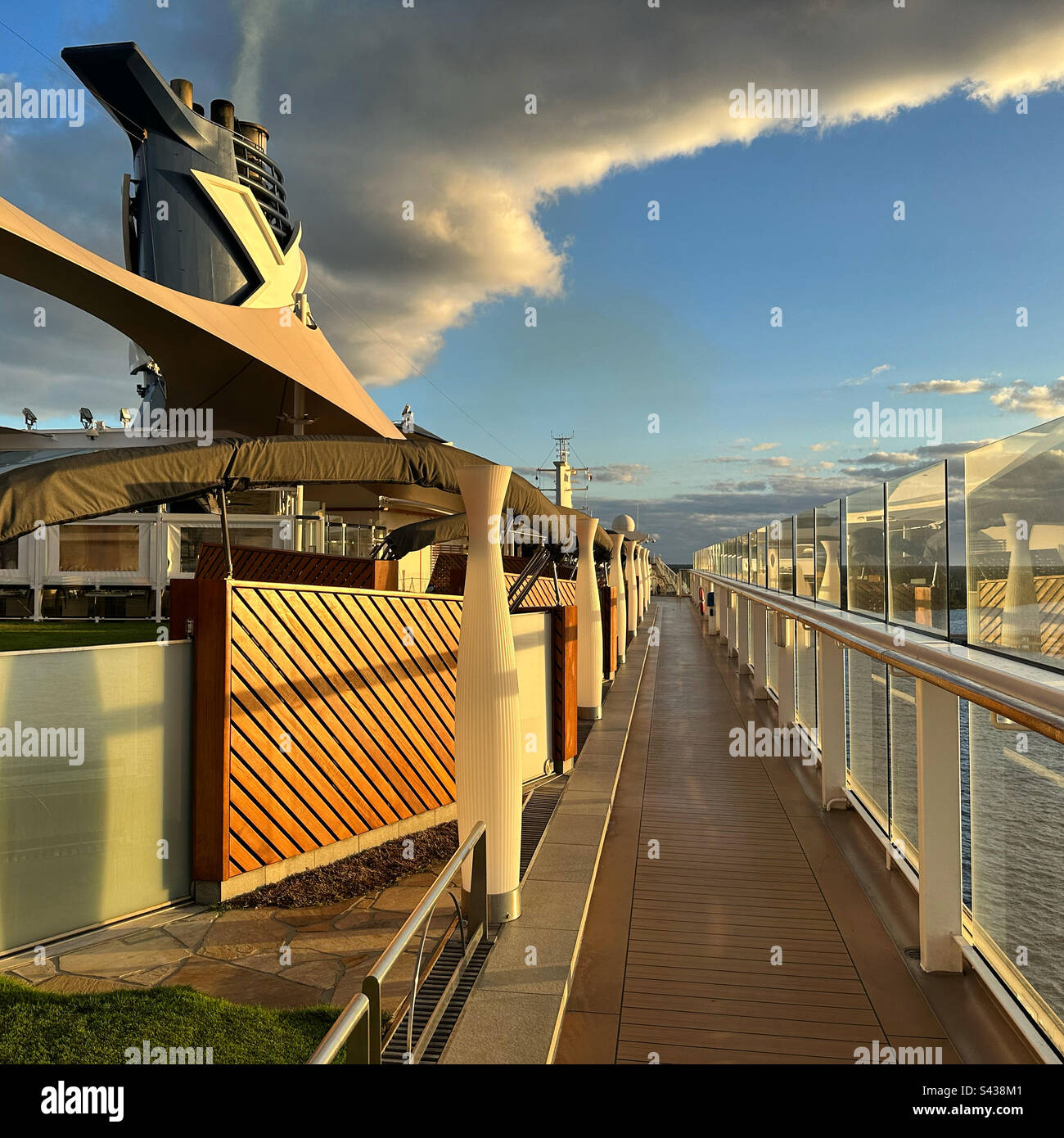 Auf einem Oberdeck auf der Celebrity Silhouette am Ende eines Tages in Cozumel, Quintana Roo, Mexiko - Smartphone-aufgenommenes Stockfoto