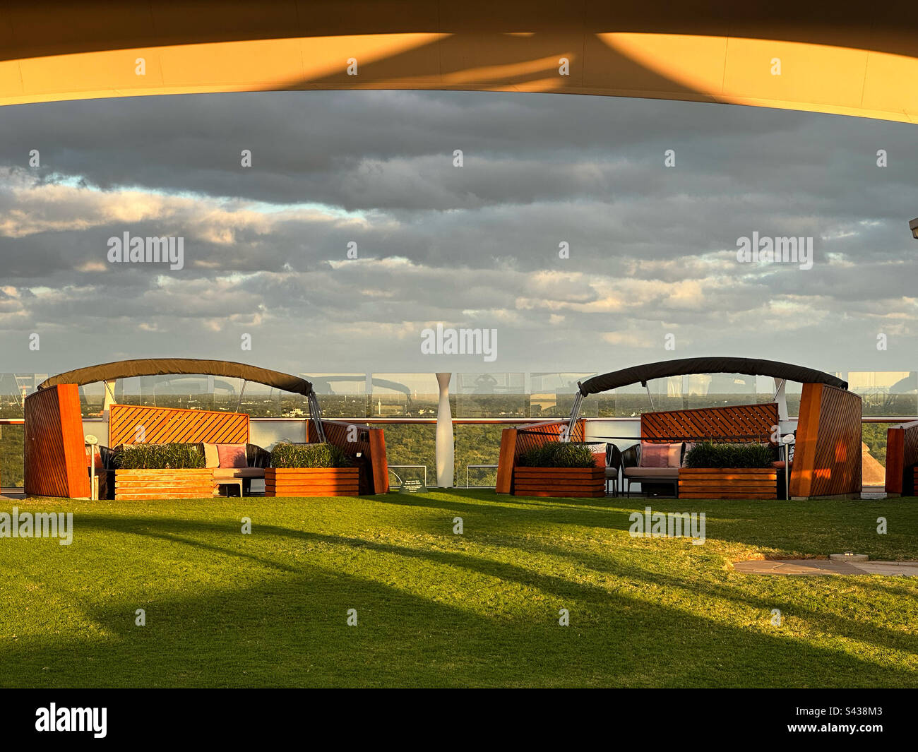 Der Lawn Club auf der Celebrity Silhouette am Ende eines Tages in Cozumel, Quintana Roo, Mexiko - Smartphone-aufgenommenes Stockfoto