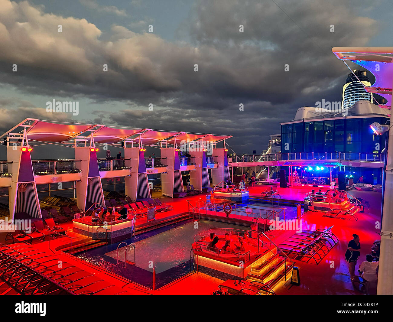 Lichter auf einem Kreuzfahrtschiff Pooldeck bei Nacht Stockfoto