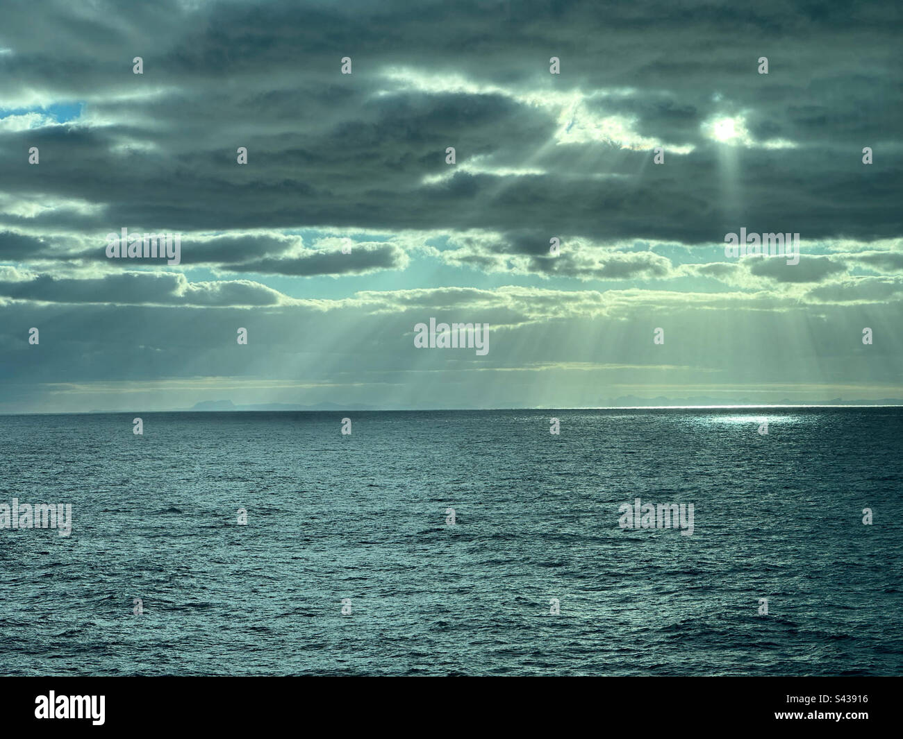 Sonnenlicht strömt morgens durch Wolken über den Golf von Mexiko Stockfoto