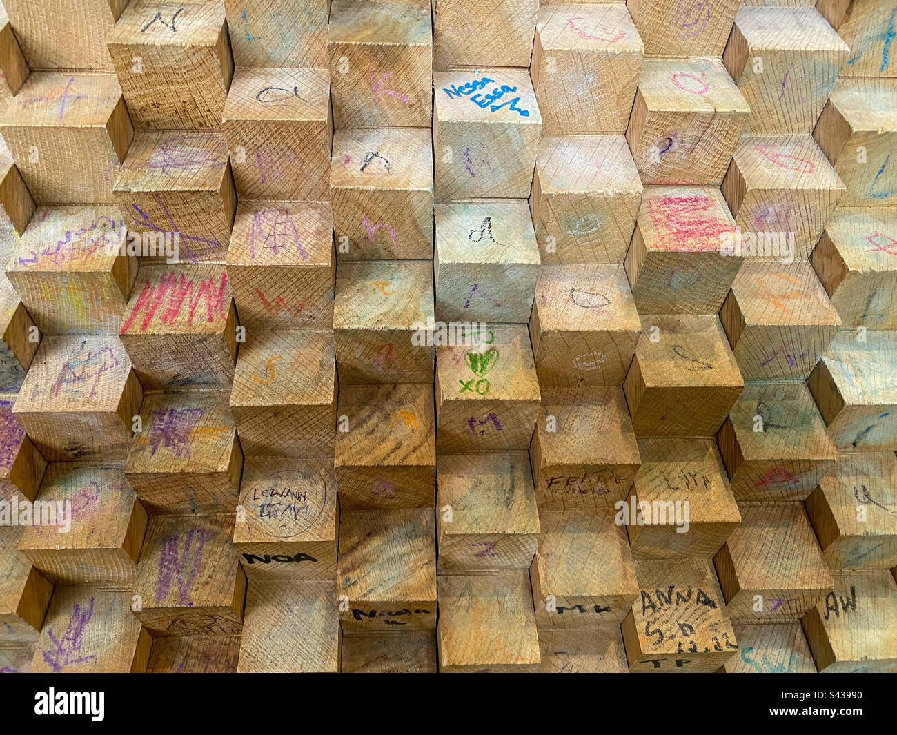 Eine Holzblockwand mit Graffiti. Stockfoto