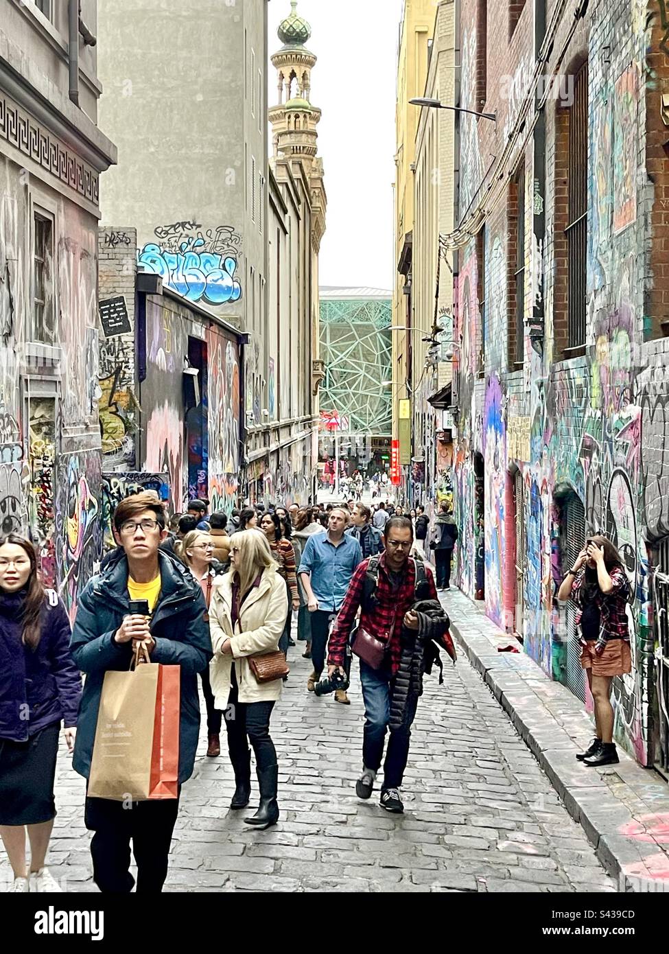 Touristenattraktion Hosier Lane, beliebt bei Touristen, um die Straßenkunst zu sehen, Melbourne Victoria Australien Stockfoto