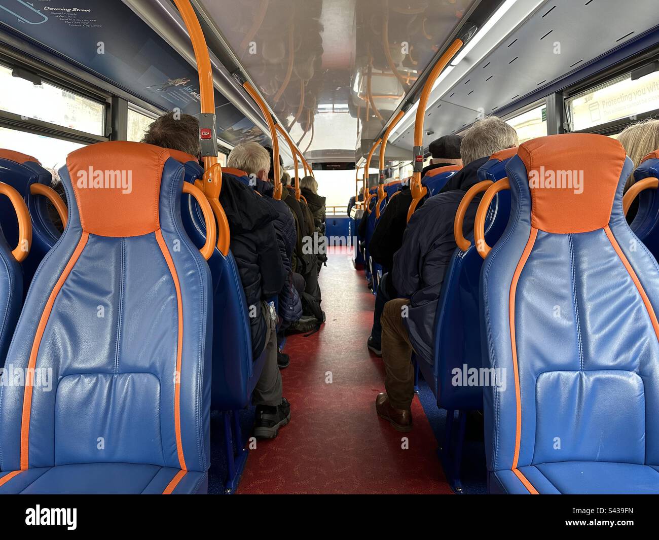 Rückansicht der Passagiere auf der obersten Ebene eines Doppeldeckerbusses Stockfoto