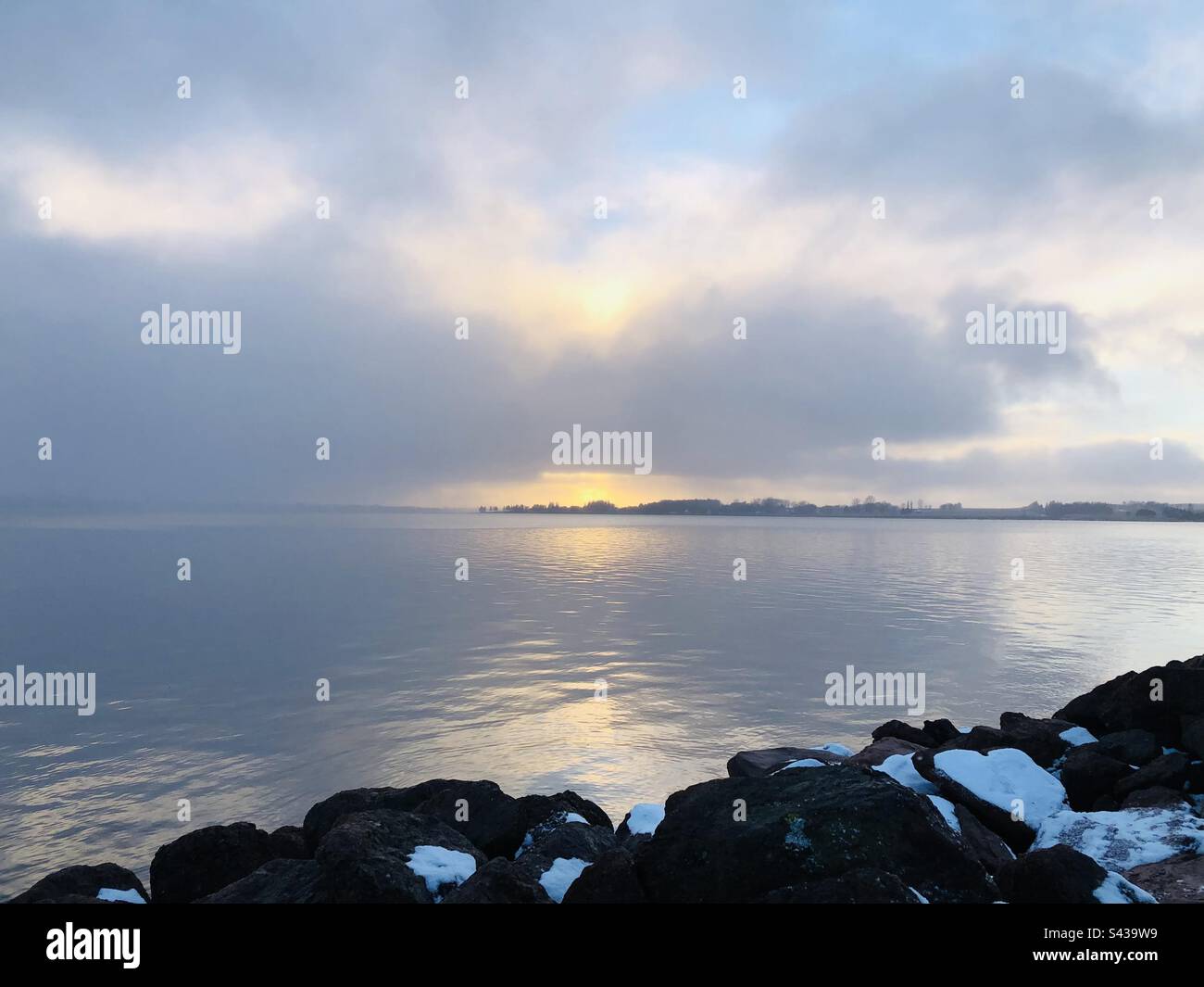 Mystische Szene bei Sonnenuntergang mit Blick über das Wasser Stockfoto