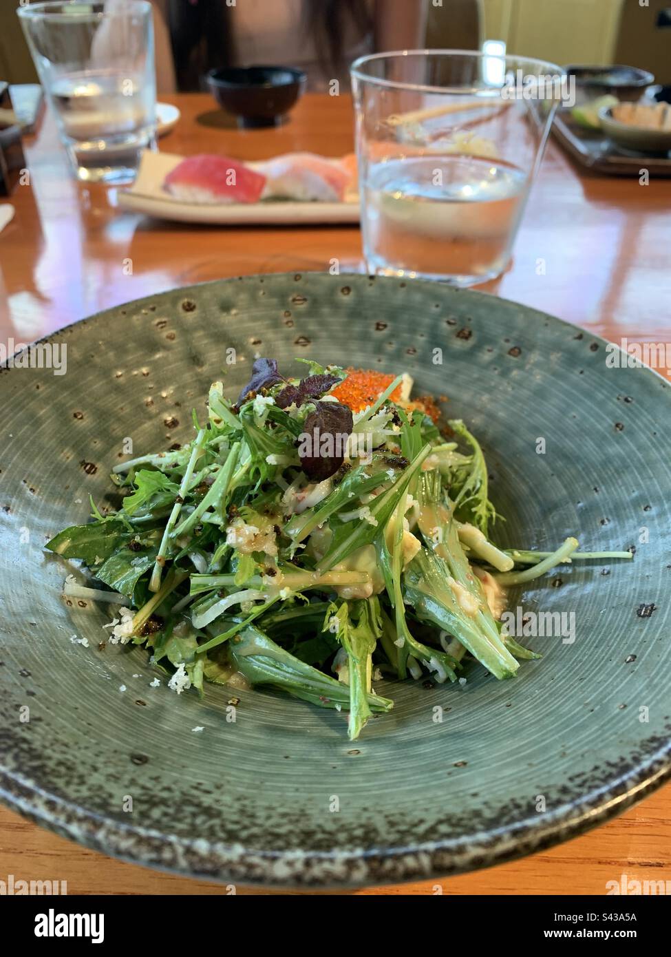 Krabben- und Avocadosalat mit Sesamdressing in einem japanischen Restaurant - Smartphone-aufgenommenes Stockfoto