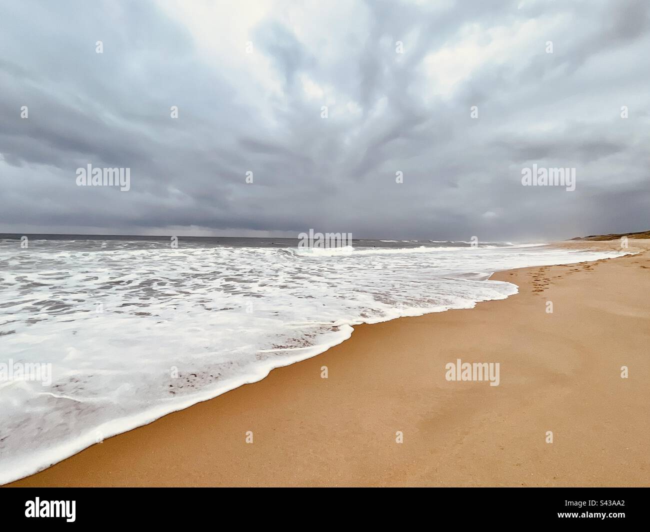 Flut, Südwesten Frankreichs, Wellen an der Atlantikküste, Panoramablick auf das Meer mit auffälligen Farbkontrasten und Grautönen. Bewölktes, malerisches Meer - Smartphone-aufgenommenes Stockfoto
