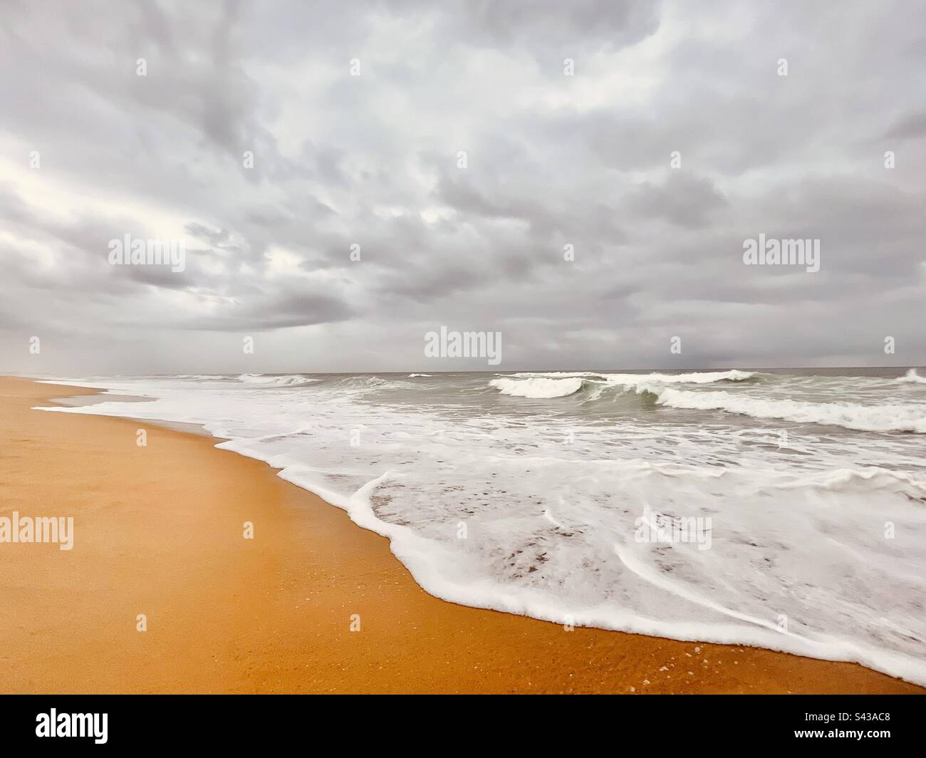 Südwestlich Frankreichs Küstenlandschaft von den Landes. Leben an der Atlantikküste. Ruhige Szene. Friedlicher Spaziergang am Strand. Eins mit der Natur. Panoramablick auf den Strand an einem bewölkten Tag. - Smartphone-aufgenommenes Stockfoto