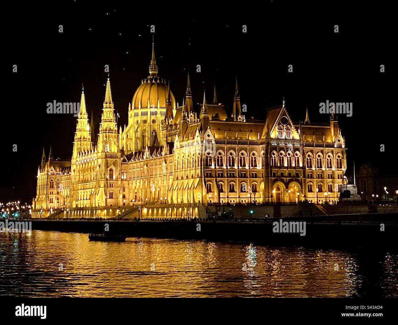Beleuchtetes Parlamentsgebäude bei Nacht in Budapest in Ungarn Stockfoto