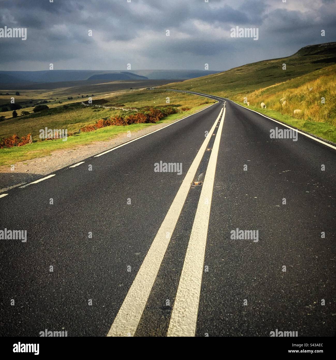 Eine dramatische Bergstraße in der Region Brecon Beacons in Wales, Großbritannien, ein beliebtes Touristenziel für Wanderer und Outdoor-Aktivitäten Stockfoto