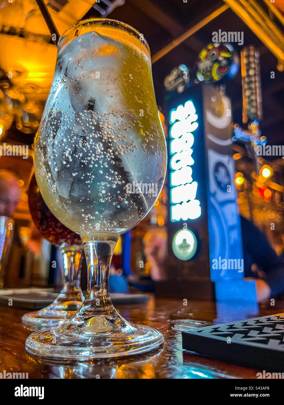Ein Glas Limonade mit Kohlensäure in der Bar Stockfoto