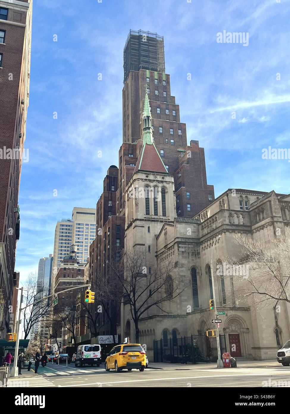 Blick auf eine Straße in New York in einem alten Steinbauviertel. Foto wurde im Dezember 2022 in New York aufgenommen Stockfoto