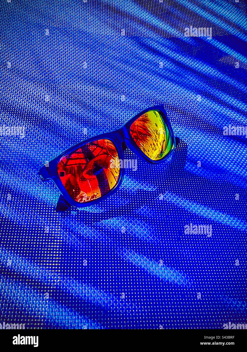 Ruhe bewahren Sie sind im Urlaub, Urlaub ist zum Entspannen und Entspannen. Sonnige Urlaube brauchen eine Sonnenbrille, weil die tropischen Vibes es verlangen. Palmenschatten für ein ruhiges Nickerchen. - Smartphone-aufgenommenes Stockfoto