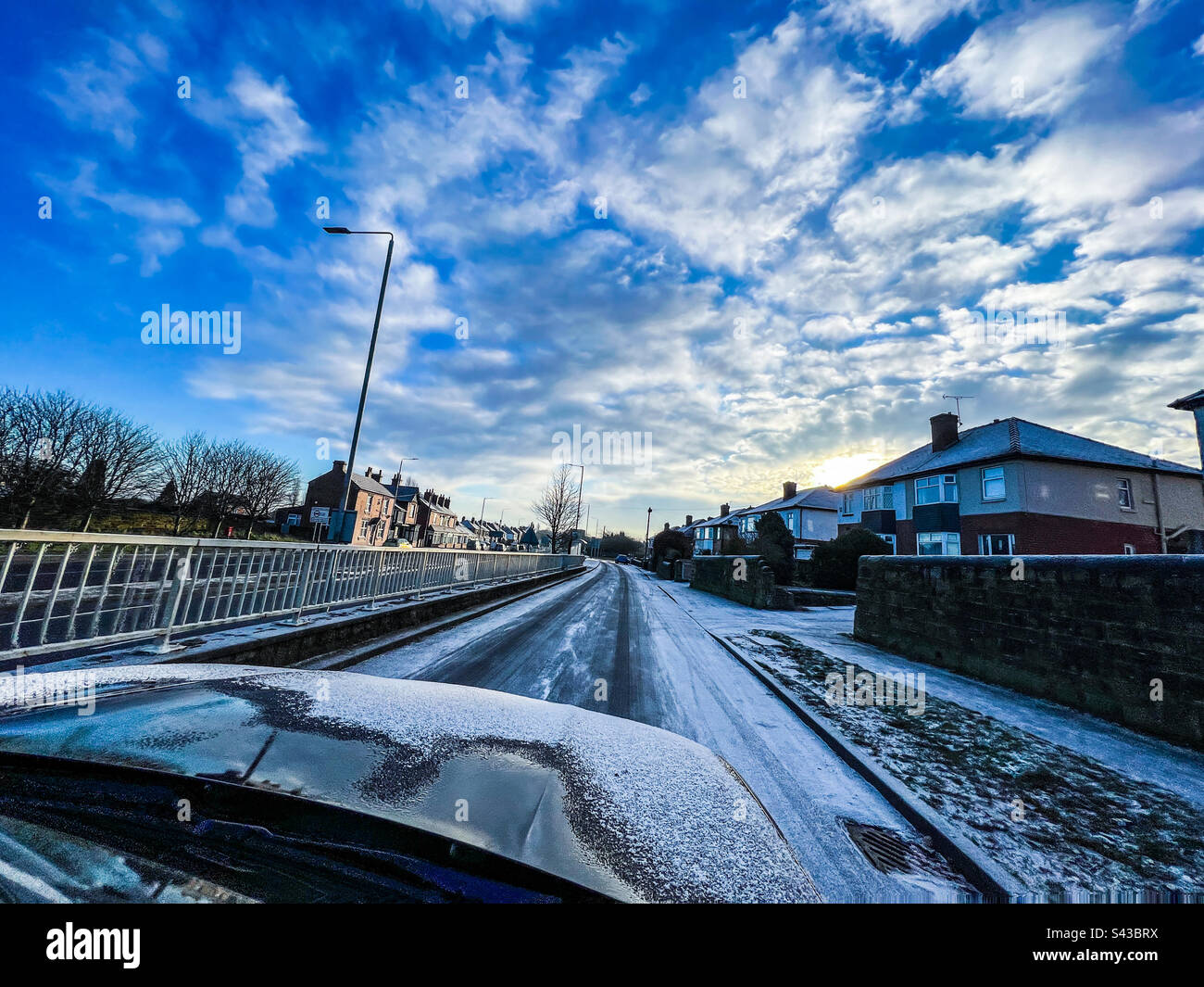 Frostige und eisige Straßen im städtischen Nordengland Stockfoto
