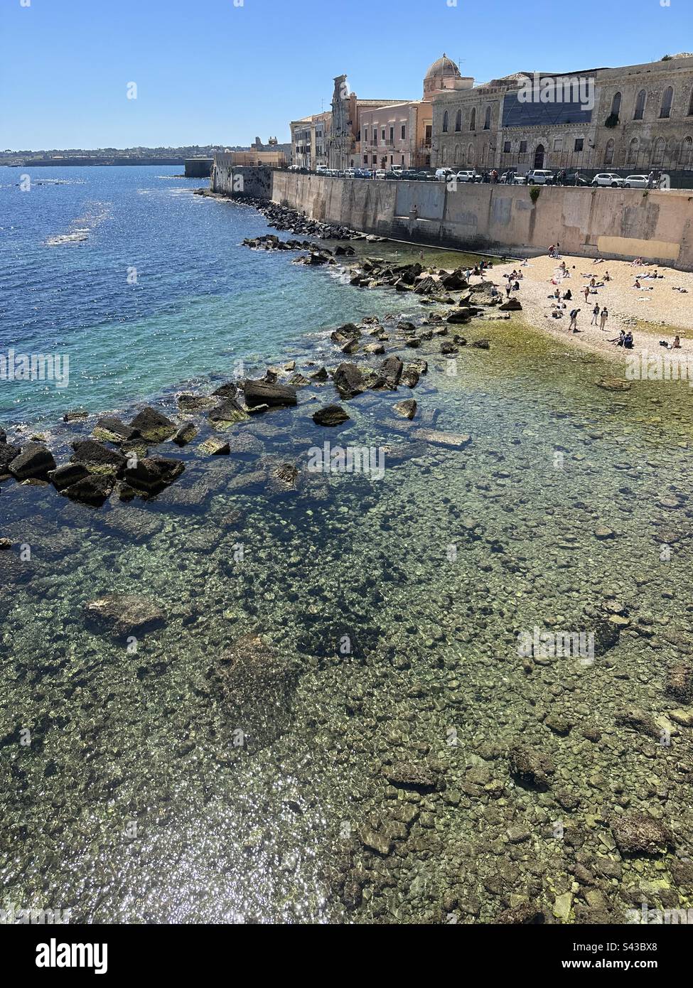 Syrakus, Meer- und Stadtlandschaft an einem Frühlingstag - Smartphone-aufgenommenes Stockfoto