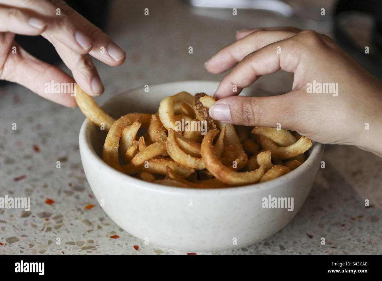 Ja, Leute, die Pommes frites teilen Stockfoto