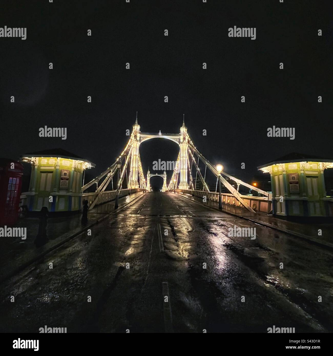 DIE ALBERT BRIDGE - Chelsea nach Battersea überquert die Themse. Eine der ältesten Hängebrücken Londons und nachts beleuchtet. Klasse II gelistet, 1973 vom GLC aus Sicherheitsgründen geändert Stockfoto