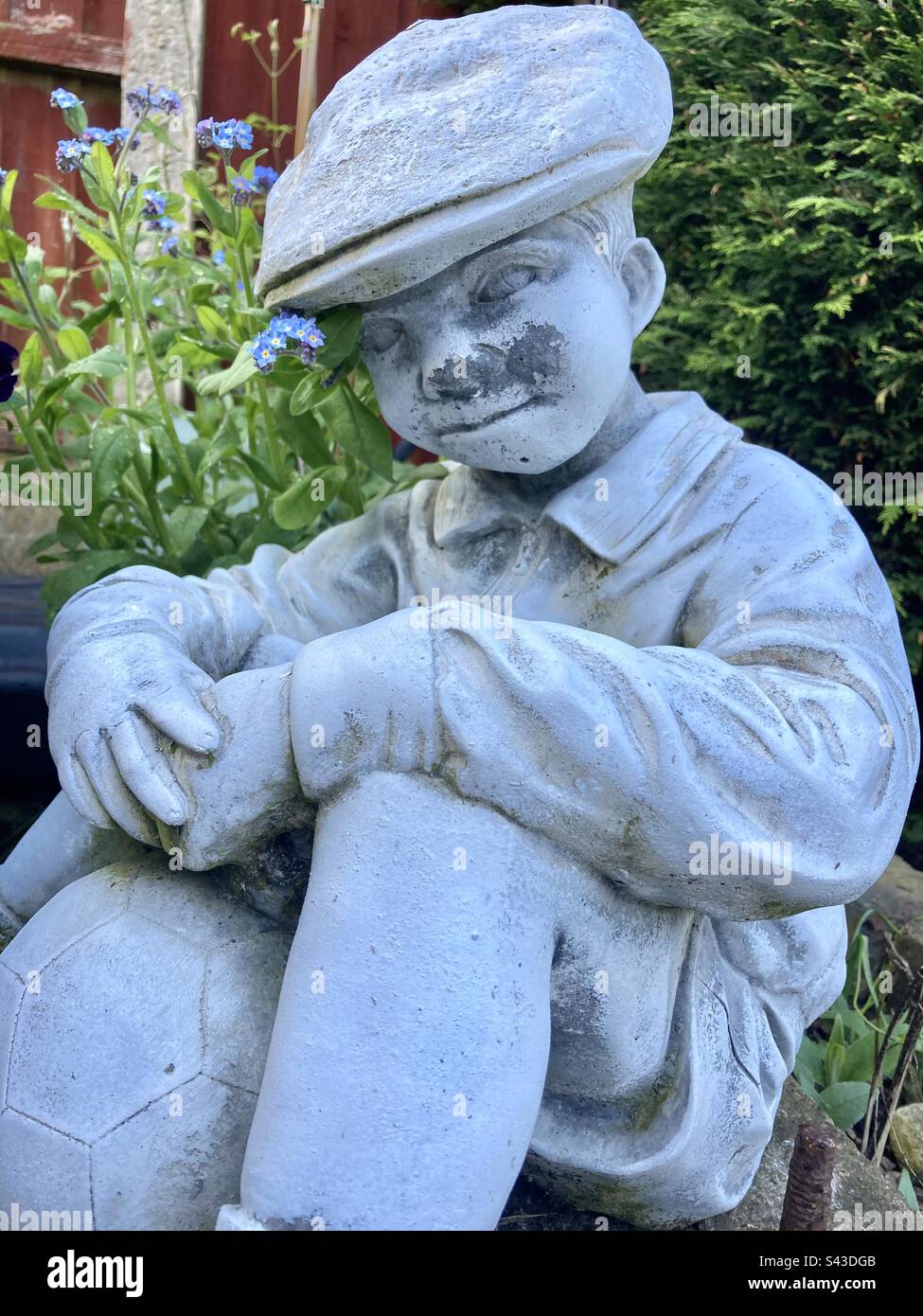 Steinstatue eines Jungen Stockfoto