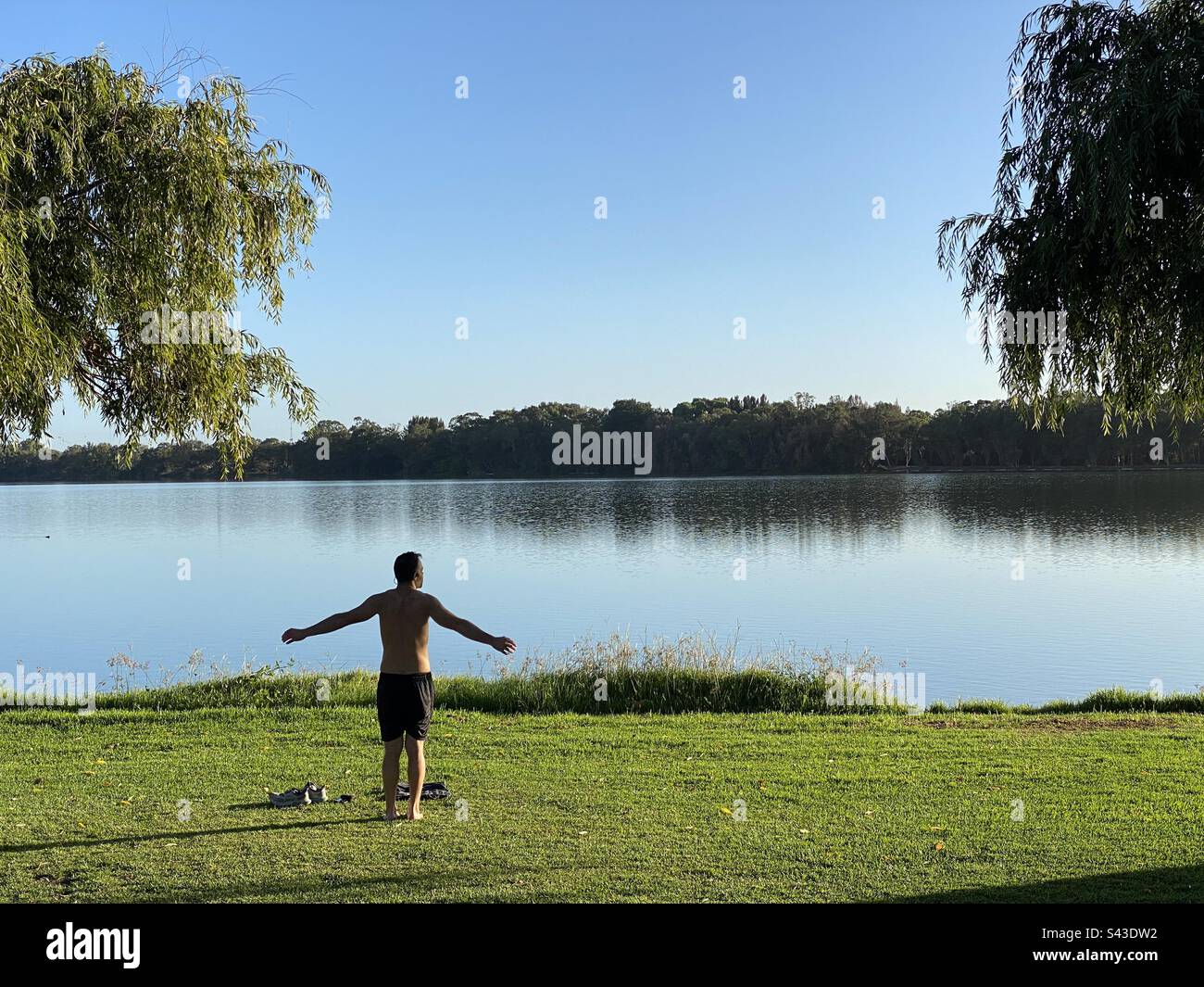 Ein Mann, der am Lake Monger in Perth, Australien, arbeitet. - Smartphone-aufgenommenes Stockfoto