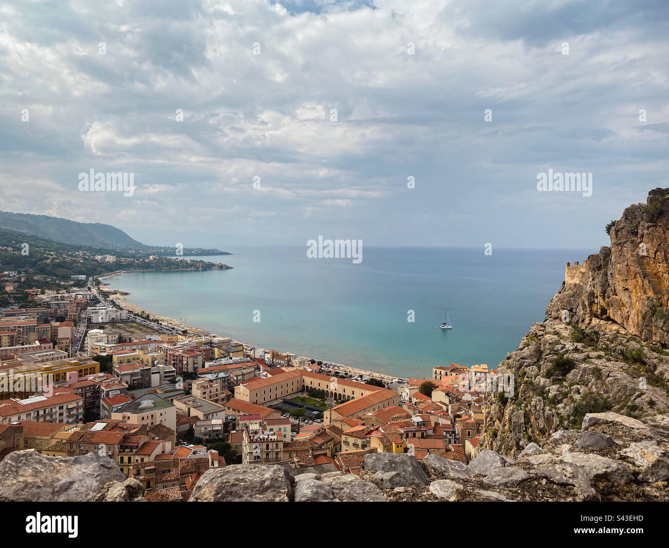 Weitläufige Aussicht auf die sizilianische Stadt Cefalù von Rocca di Cefalù. Stockfoto