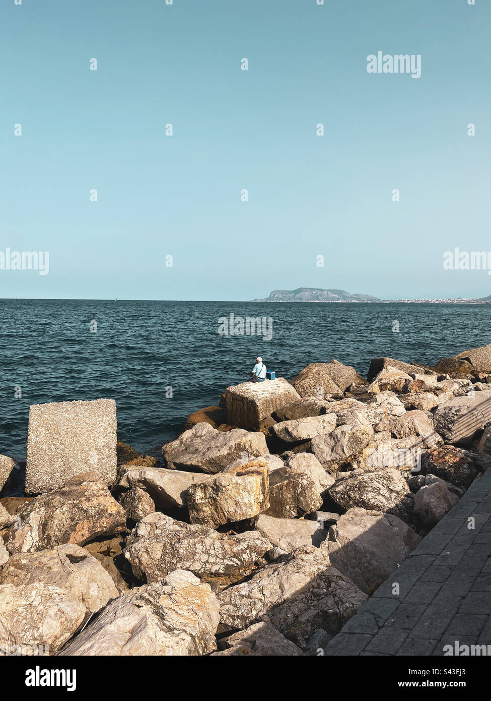 Ein alter Mann, der in Palermo, Sizilien, angeln will. - Smartphone-aufgenommenes Stockfoto