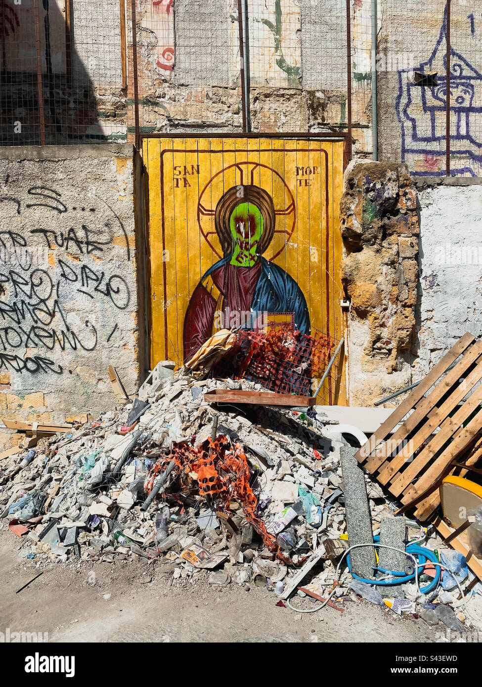 Straßenkunst und ein Haufen Schutt. Palermo, Sizilien, Italien. - Smartphone-aufgenommenes Stockfoto