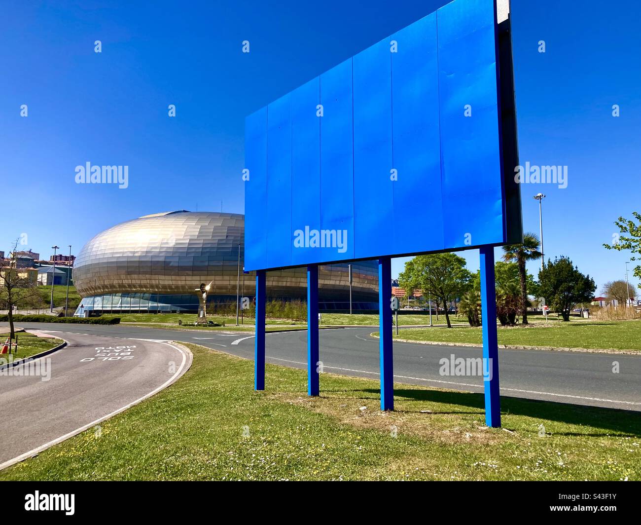 Palacio de Deportes und ein leeres blaues Schild im starken Sonnenlicht Santander Cantabria Spanien Stockfoto