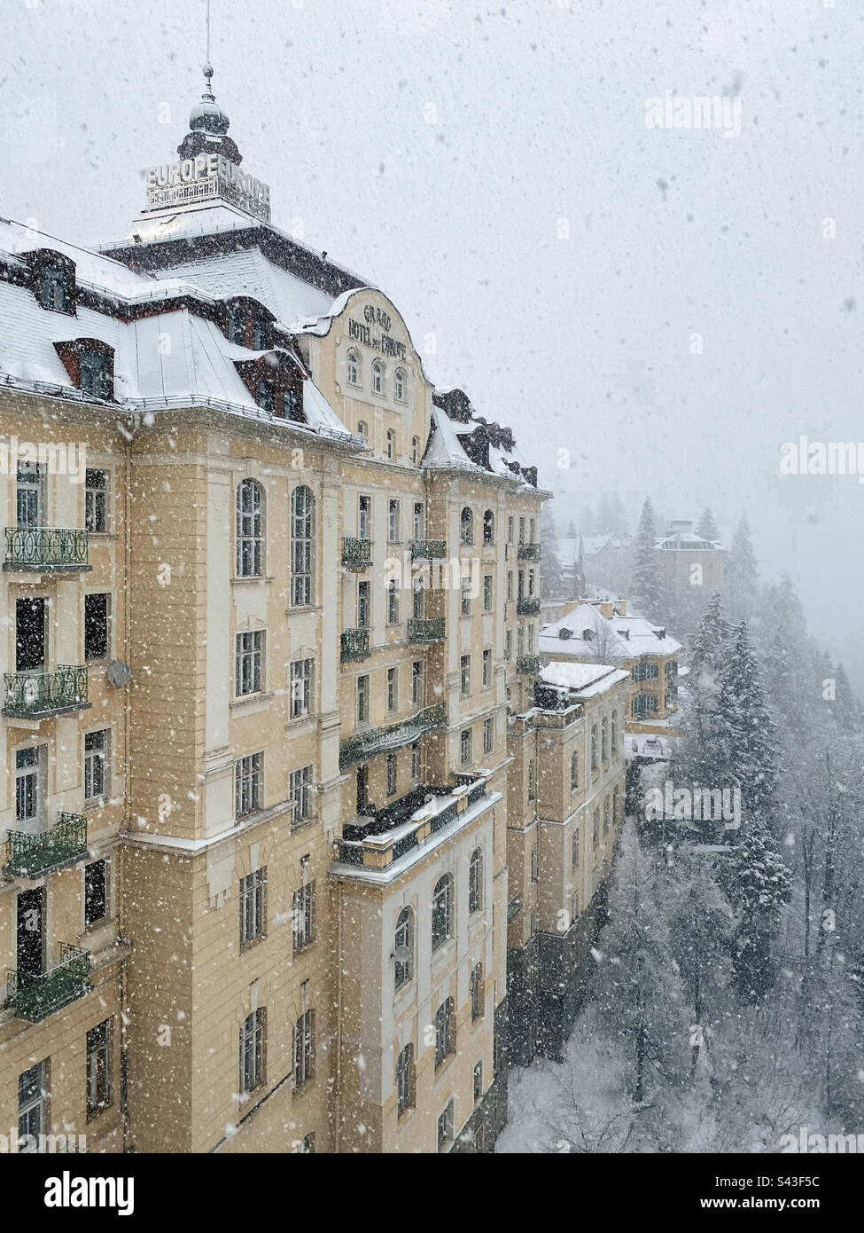 Bad Gastein, Salzburgerland, Osterreich - Dezember 2020. Blick auf das historische Grand Hotel de l'Europe bei starkem Schneefall im Winter. Stockfoto